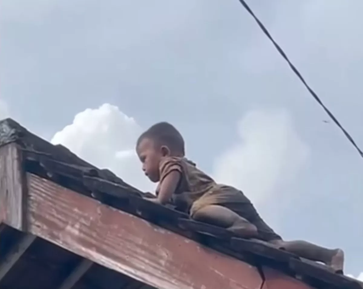 VIRAL! Balita Nekat Naik Genteng, Detik-Detik Penyelamatan Bikin Deg-degan