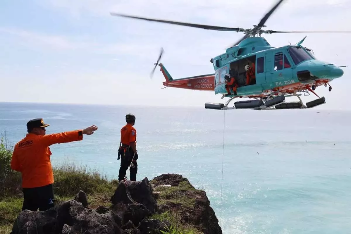 Dramatis! 2 WNA Rusia Terjebak di Tebing Uluwatu, Evakuasi Udara Berpacu dengan Ombak