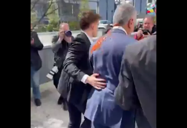 Ketika Eks Putra Mahkota Iran Reza Pahlavi Diserang Cairan Merah Saat Kunjungan di Berlin, Apa Maknanya?