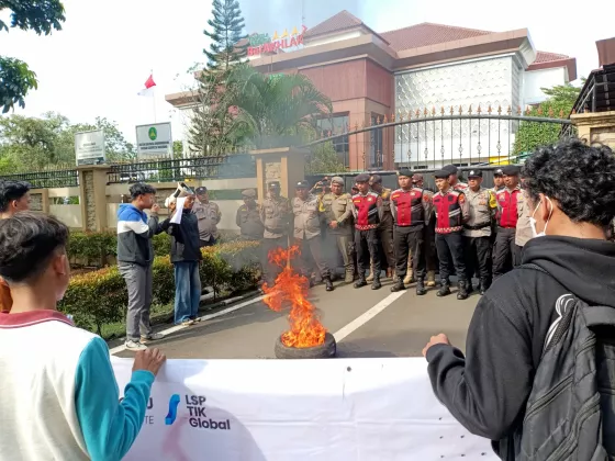 Kejari Kabupaten Tangerang Didemo, Massa Desak Evaluasi Pasca-OTT Jaksa 