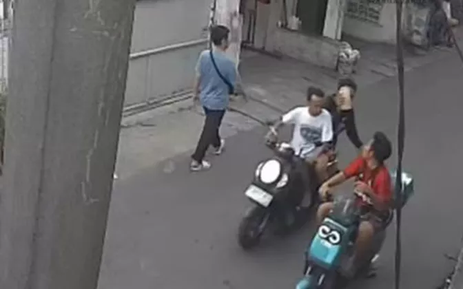 Ngeri! Pengendara Motor Listrik di Rawa Buaya Disiram Air Keras Usai Cekcok di Jalan