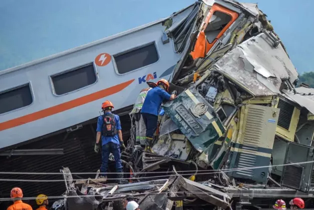 Lumpuh Total! 19 Perjalanan Kereta Dibatalkan Akibat Tragedi Bekasi: KAI Ganti Rugi Tiket 100 Persen