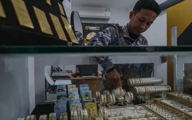 Harga Emas Antam Hari Ini Turun Tajam, Anjlok Rp30.000 per Gram!