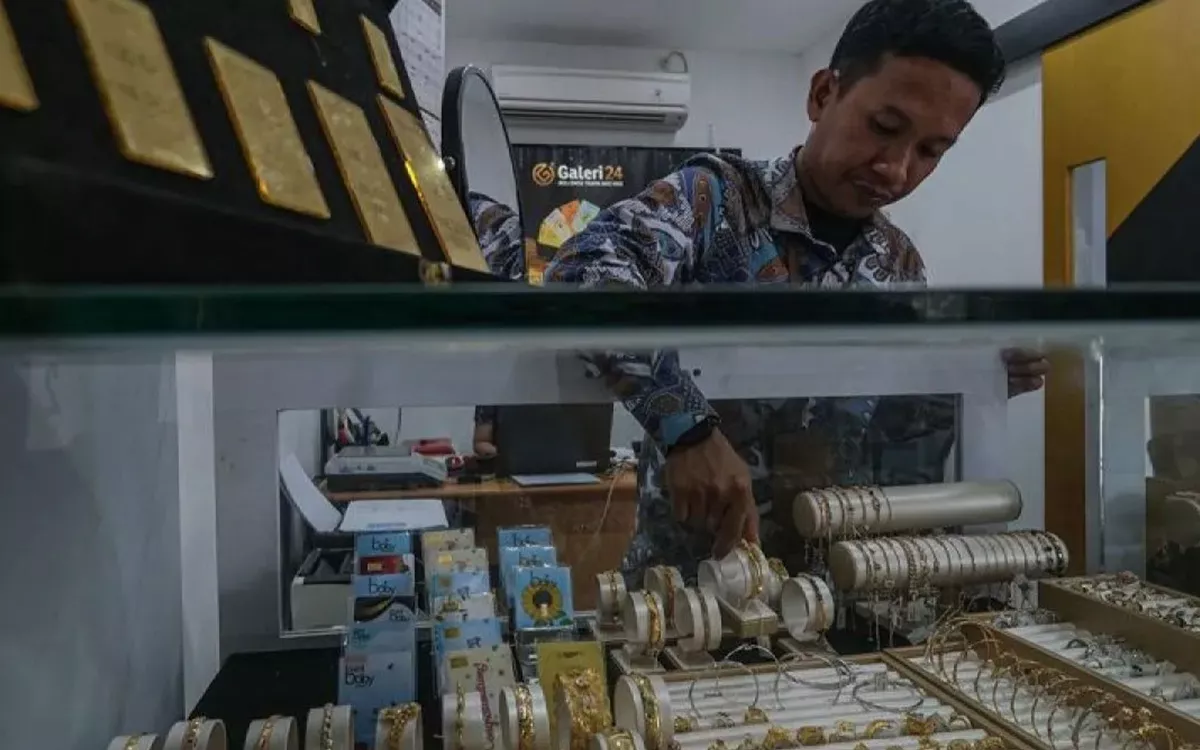 Harga Emas Antam Hari Ini Turun Tajam, Anjlok Rp30.000 per Gram!