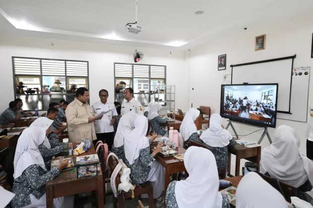 Targetkan Kelas Lebih Modern, Prabowo Dorong Penambahan Smartboard di Sekolah