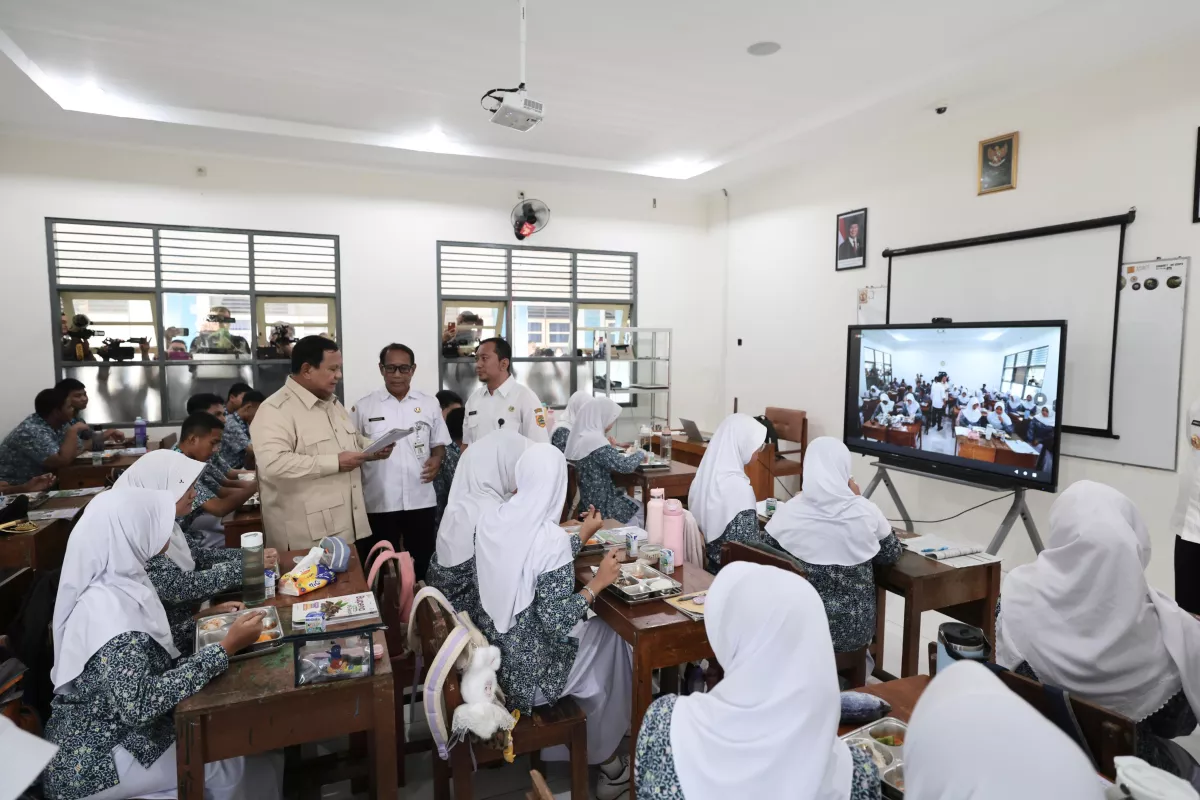 Prabowo Tambah 3 Smart Board di Setiap Sekolah, Semua Kelas Ditargetkan Bisa Dipantau dari Jakarta