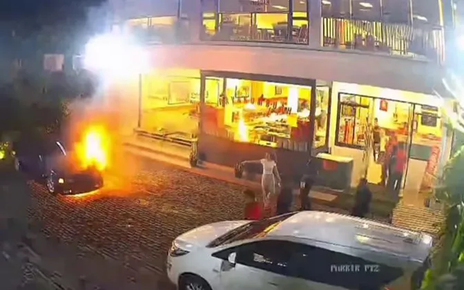 Ngeri! BMW E36 Mendadak Meledak di Parkiran RM Padang Payakumbuah