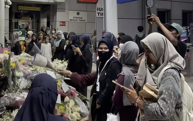 Aksi Simpati di Stasiun Bekasi Timur, Penumpang Letakkan Bunga Belasungkawa