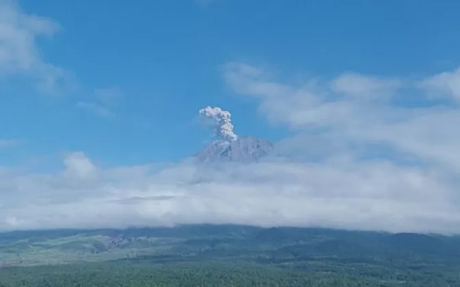 Gunung Semeru Erupsi Pagi Ini, Kolom Abu Mencapai 900 Meter di Atas Puncak
