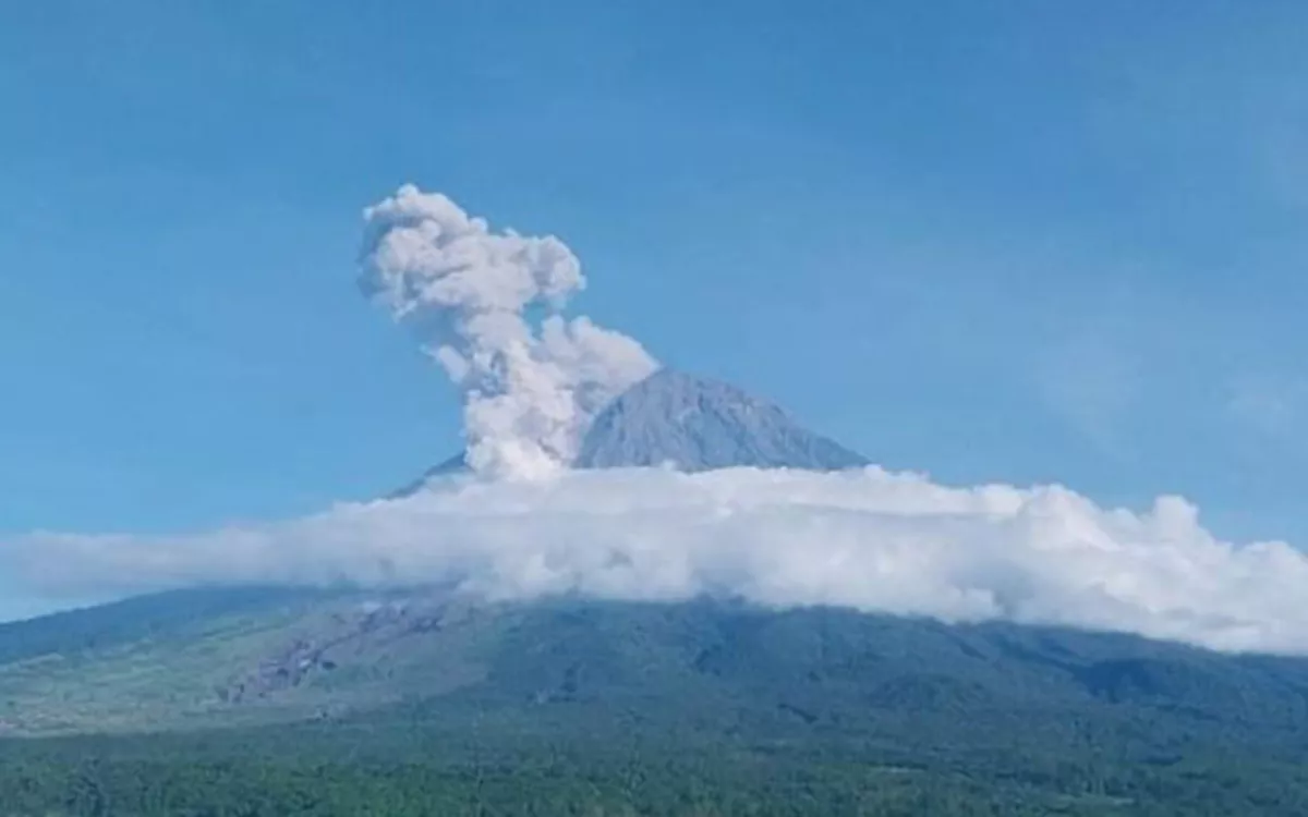 Gunung Semeru Erupsi Lagi, Awan Panas Meluncur 2 Kilometer ke Besuk Kobokan