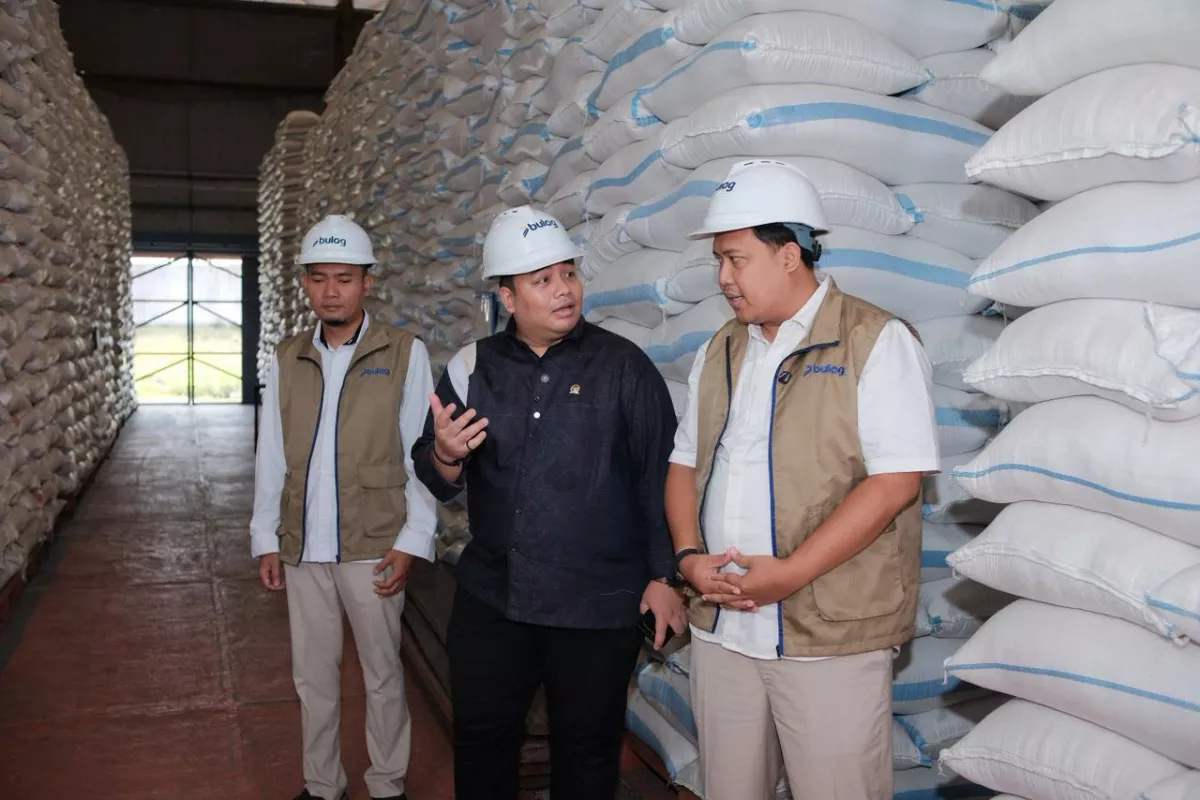 Tinjau Gudang Bulog Lumajang, DPR Pastikan Stok Pangan Melimpah dan Serapan Petani Optimal