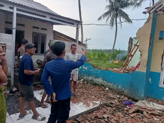 Diterjang Angin Kencang, Sebuah Rumah di Sepatan Timur Tangerang Roboh 