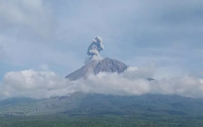 Gunung Semeru Masih Level III Siaga: Erupsi Terus Terjadi Meski Tertutup Kabut
