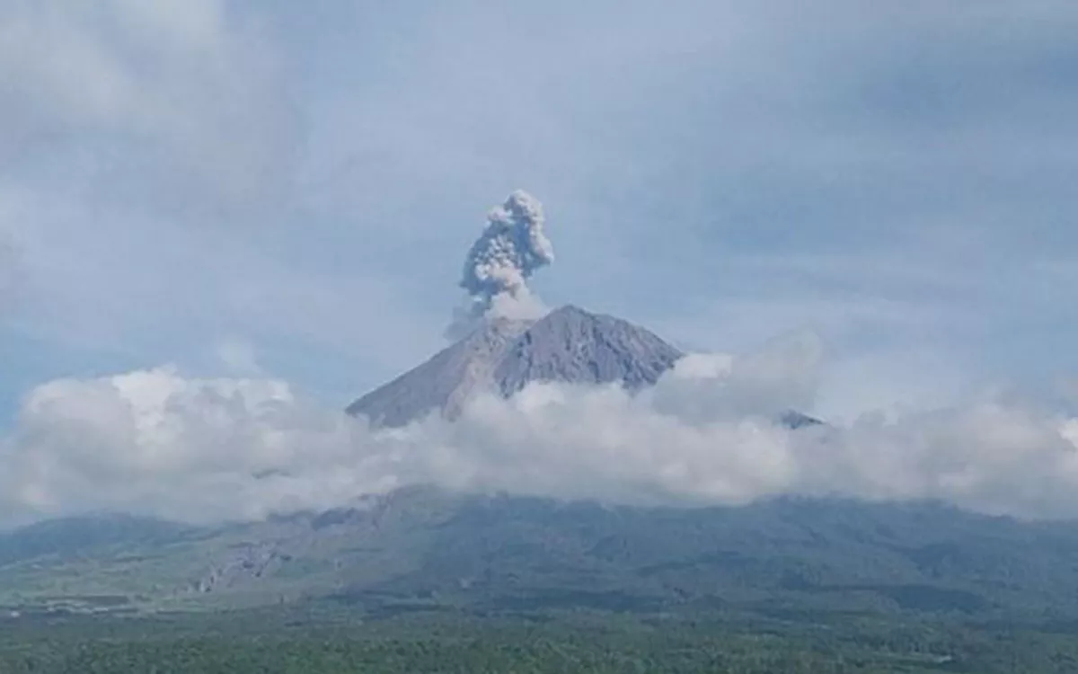 Gunung Semeru Masih Level III Siaga: Erupsi Terus Terjadi Meski Tertutup Kabut