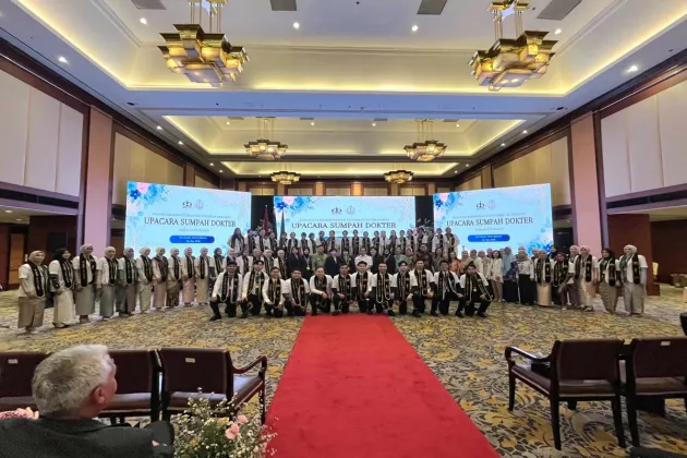 61 Dokter Baru Universitas Trisakti Resmi Disumpah, Momen Khidmat Penuh Haru