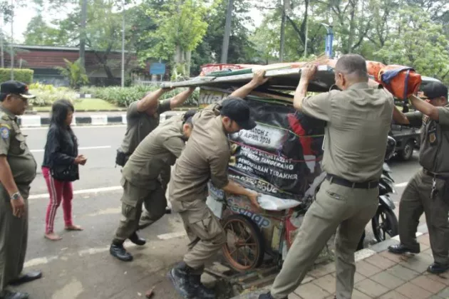 Satpol PP 'Usir' PKL di Alun-Alun Ahmad Yani Tangerang