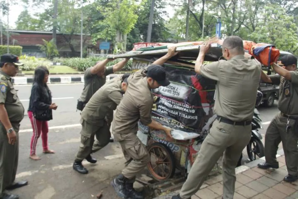 Satpol PP 'Usir' PKL di Alun-Alun Ahmad Yani Tangerang