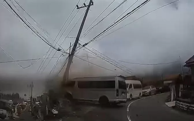 Toyota Hiace Bermuatan Turis Singapura Alami Rem Blong di Jalur Bromo