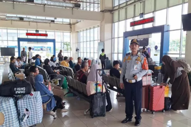 Libur Panjang, Arus Penumpang di Terminal Pulo Gebang Masih Membludak