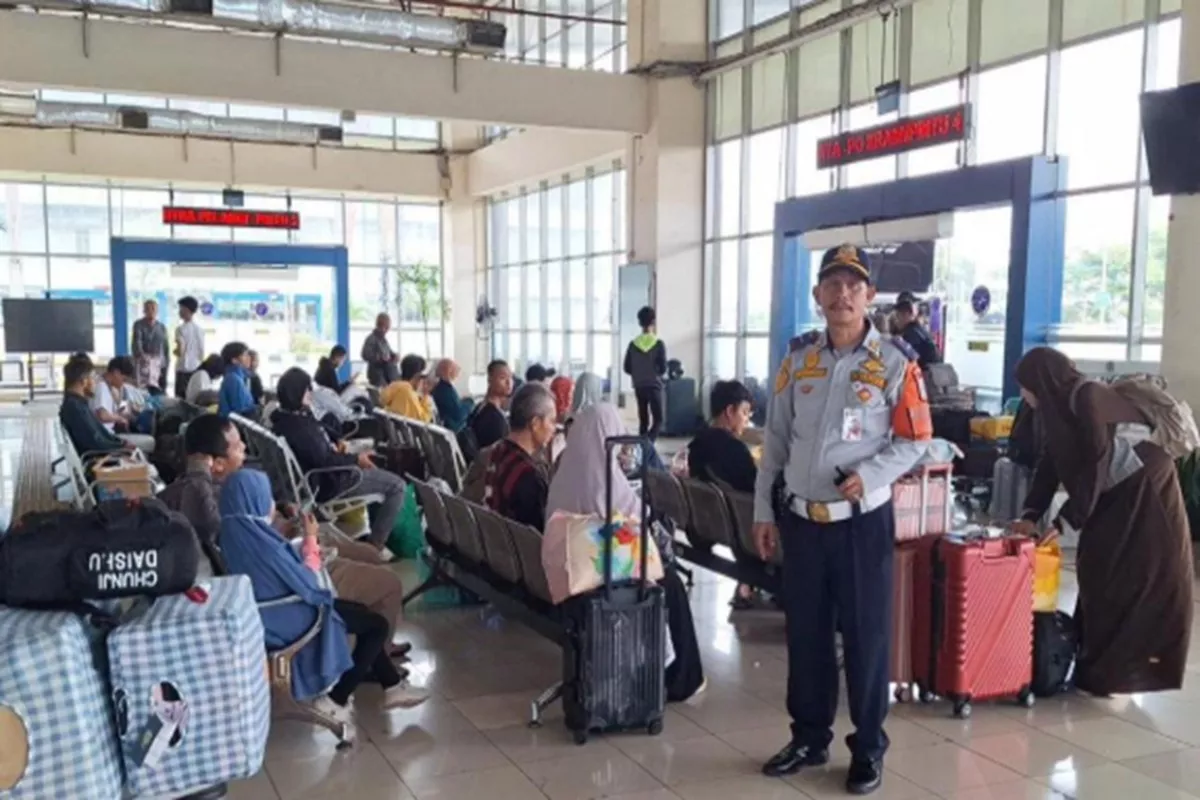 Libur Panjang, Arus Penumpang di Terminal Pulo Gebang Masih Membludak