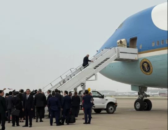 Delegasi Trump Buang Barang Pemberian Pejabat China Sebelum Masuk Air Force One