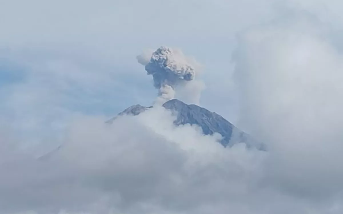 Gunung Semeru Erupsi 3 Kali Pagi Ini, Kolom Abu Capai 700 Meter!