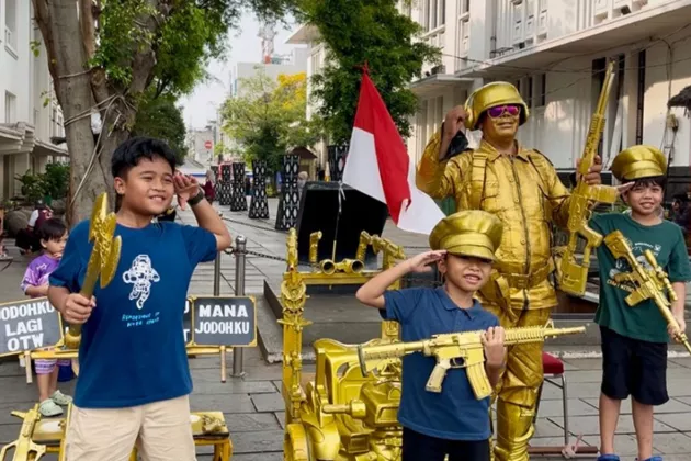 Libur Panjang Berakhir, Manusia Patung di Kota Tua Tetap Jadi Daya Tarik Wisatawan