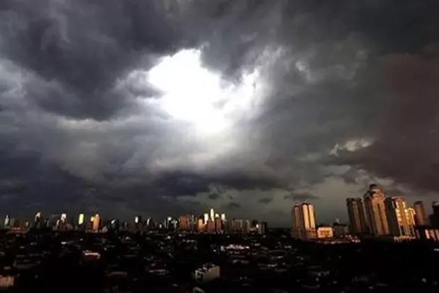 Prakiraan Cuaca Jakarta: Berselimut Awan Pagi Hari, Siapkan Payung di Siang dan Sore