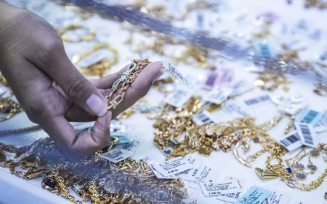 Update Harga Emas Antam Hari Ini: Turun Rp5.000 per Gram, Cek Daftar Lengkapnya!