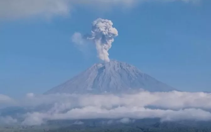 Gunung Semeru Erupsi 3 Kali Pagi Ini, Letusan Capai 1 Kilometer!