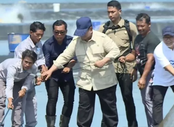 Prabowo Tinjau Panen Raya Udang di Kebumen, Sebut Produksinya Sudah Bertaraf Dunia