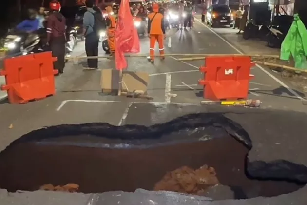 Jalan Lenteng Agung Ambles 2 Meter, Dua Lajur Nyaris Lumpuh