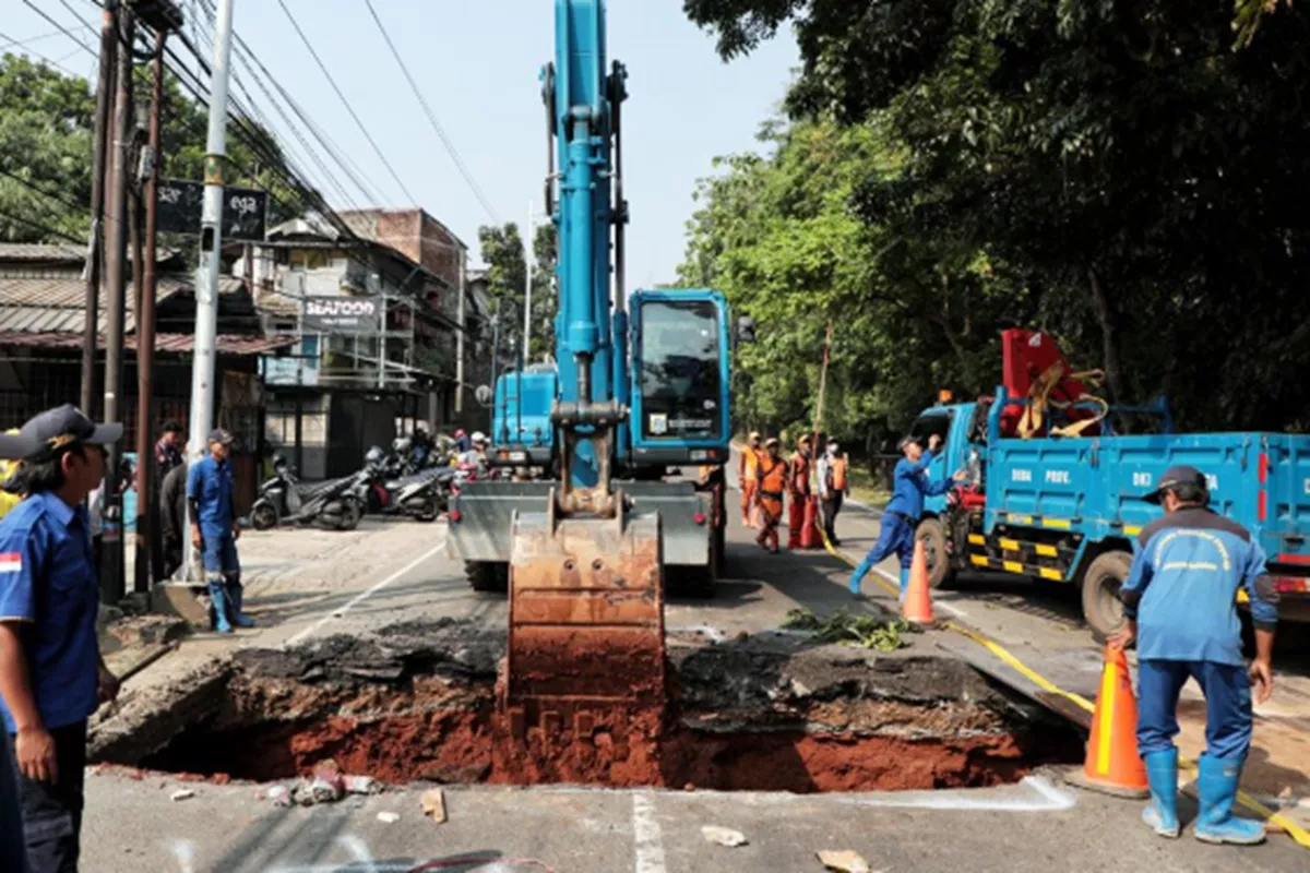 Ini Penyebab Jalan Lenteng Agung Ambles 2 Lajur