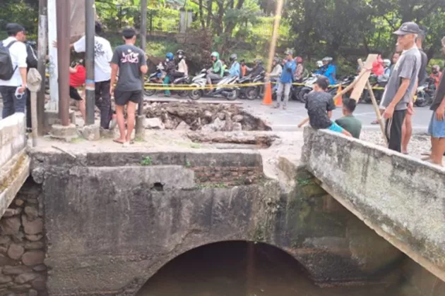 Malam Ini Dibongkar! Jalan Ambles Lenteng Agung Dipasang Box Culvert Raksasa