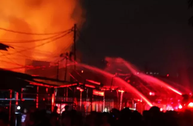 200 Personel Gabungan Dikerahkan Bantu Evakuasi Korban Kebakaran di Kemayoran