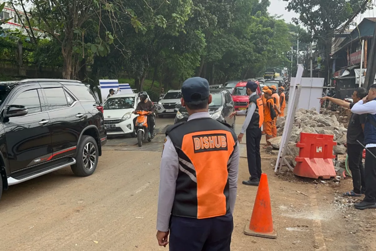 Jalan Ambles di Lenteng Agung Picu Kemacetan Parah, Pengendara Pilih Beralih ke Kereta