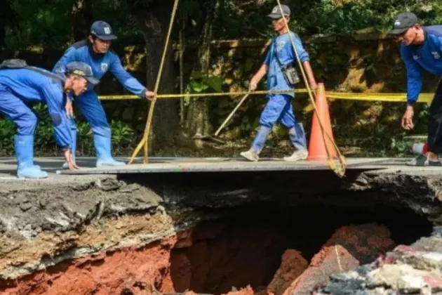 Perbaikan Jalan Ambles Lenteng Agung Sudah 75 Persen, Besok Bisa Dilalui