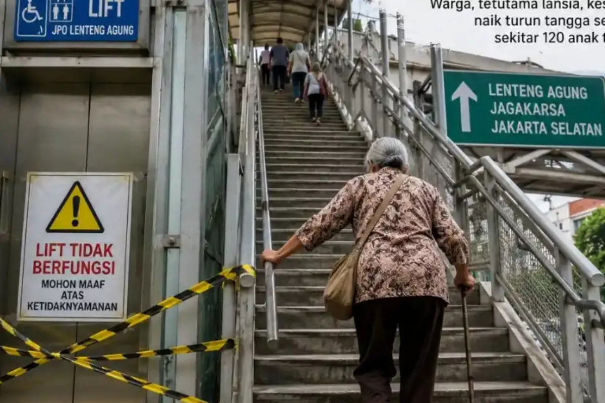 Lansia Keluhkan Lift JPO Lenteng Agung Rusak, Terpaksa Naik Puluhan Anak Tangga