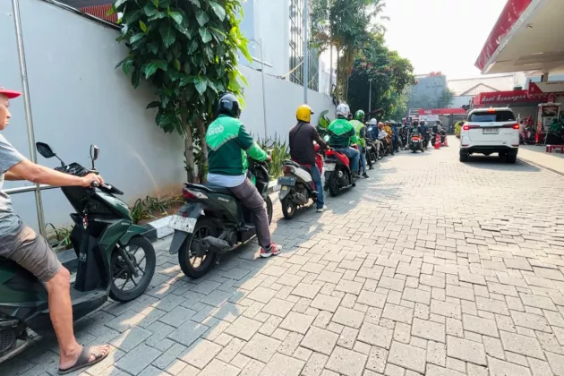 Pertamax Naik Rp4.000, Antrean Pertalite Mengular di SPBU Jakarta