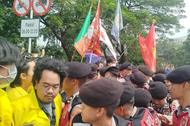 Ratusan Polisi Hadang 700 Mahasiswa BEM UI di Jalan Menuju Bundaran HI