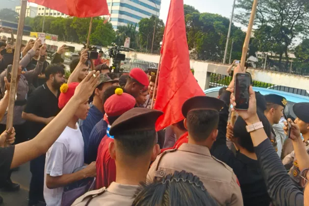 Demo di DPR, Mahasiswa Blokade Jalur Gatot Subroto Arah Slipi