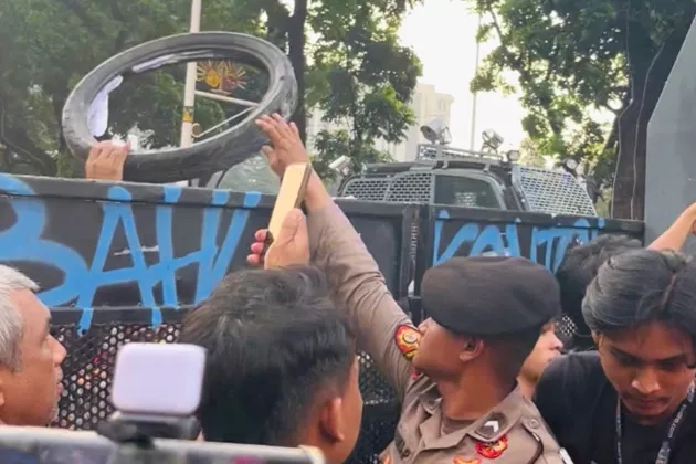 Ketegangan Pecah, Mahasiswa Protes saat Polisi Sita Ban Aksi