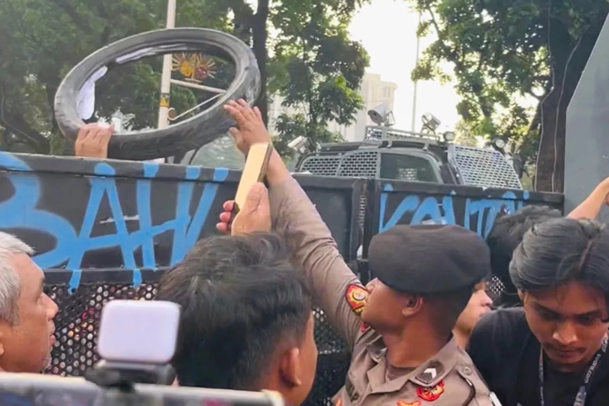 Ketegangan Pecah, Mahasiswa Protes saat Polisi Sita Ban Aksi