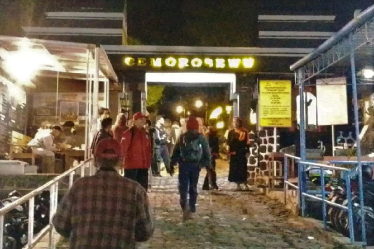 Membludak! Lebih dari 500 Pendaki Tirakatan Naik ke Gunung Lawu Saat 1 Suro 2026