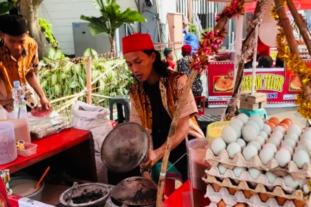 Pedagang Kerak Telor di PRJ Raup Omzet Jutaan Rupiah per Hari