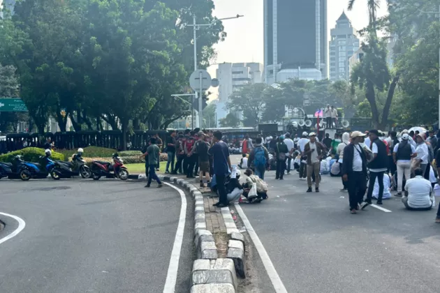 Massa Pro dan Kontra MBG Beradu Orasi di Patung Kuda