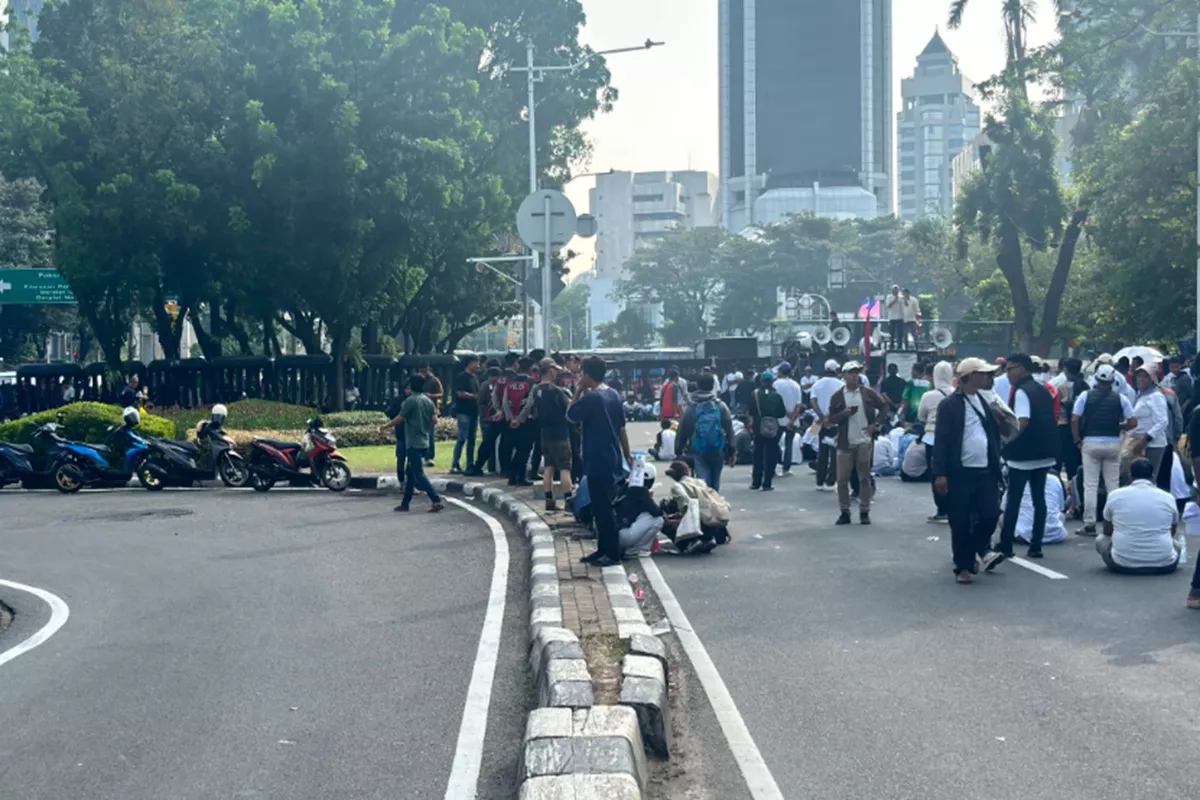 Massa Pro dan Kontra MBG Beradu Orasi di Patung Kuda