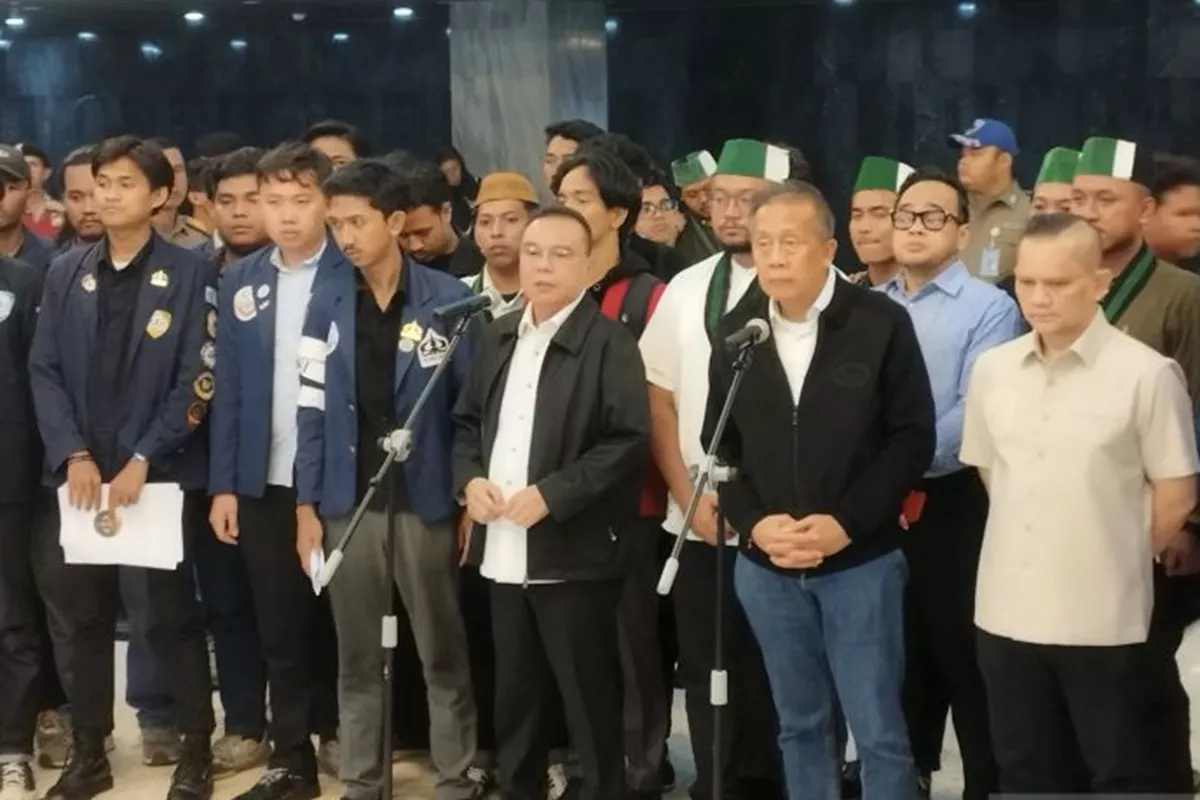 Terima Audiensi Mahasiswa, Pimpinan DPR Bahas Solusi Kelangkaan BBM Subsidi dan Efisiensi Anggaran MBG