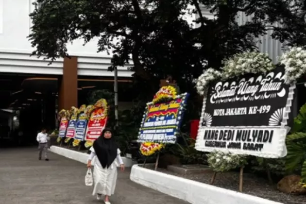 Balai Kota DKI Dibanjiri Karangan Bunga HUT Jakarta, Satu Kiriman Dedi Mulyadi Jadi Sorotan