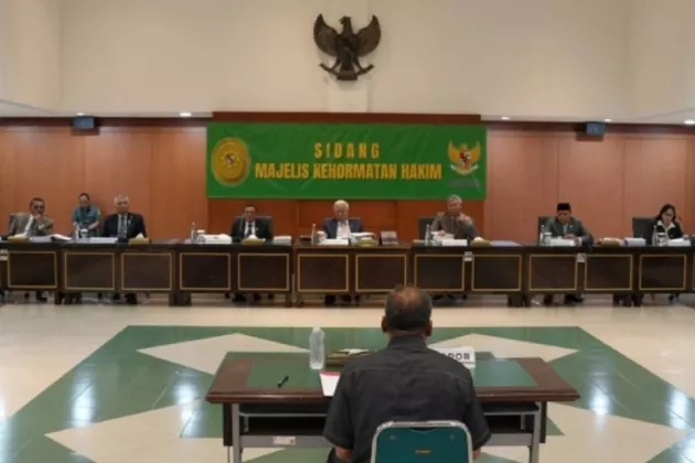 Terima Uang Rp2 Miliar, Hakim SW Dipecat Tidak Hormat